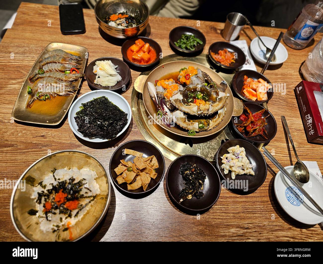 Ganjang Gejang, granchio crudo marinato nella salsa di soia coreana - Immagine stock catturata con smartphone