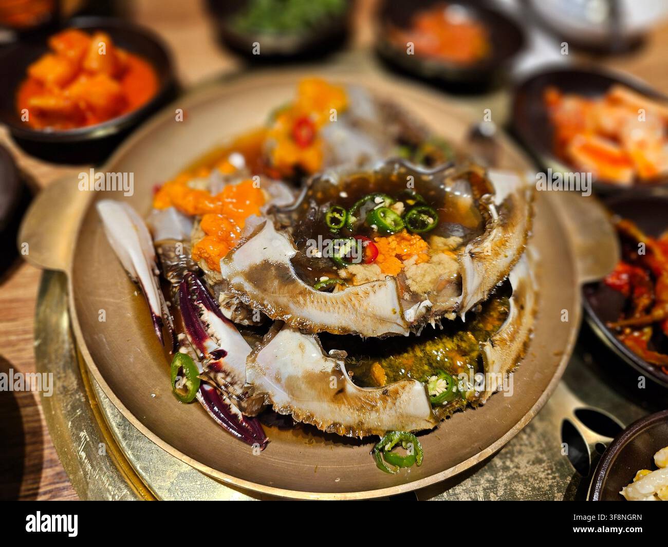 Ganjang Gejang, granchio crudo marinato nella salsa di soia coreana - Immagine stock catturata con smartphone