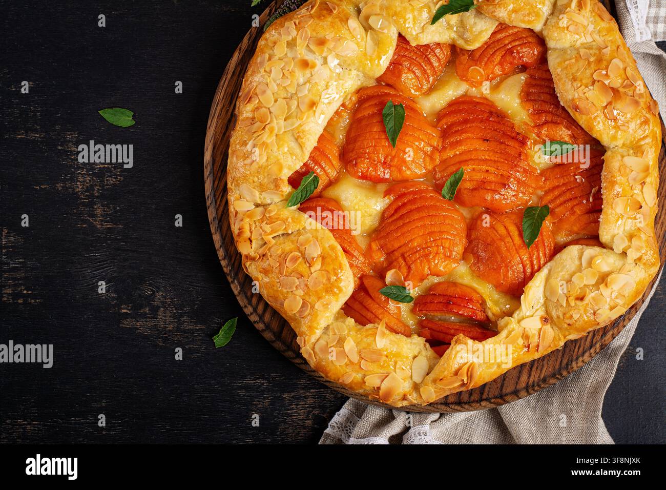 Galette di frutta estiva con albicocche e fiocchi di mandorle. Vista dall'alto Foto Stock
