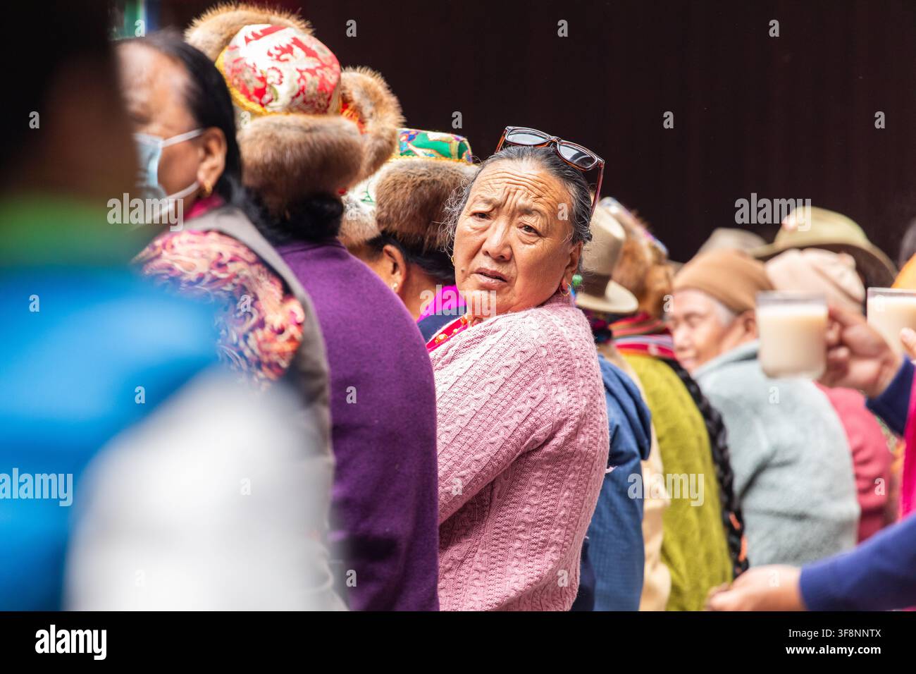 Namche, Provincia di Koshi, Nepal - 16 agosto 2022: Vista di un gruppo di Sherpa riuniti per una riunione, indossando cappelli tradizionali e abiti caldi wh Foto Stock
