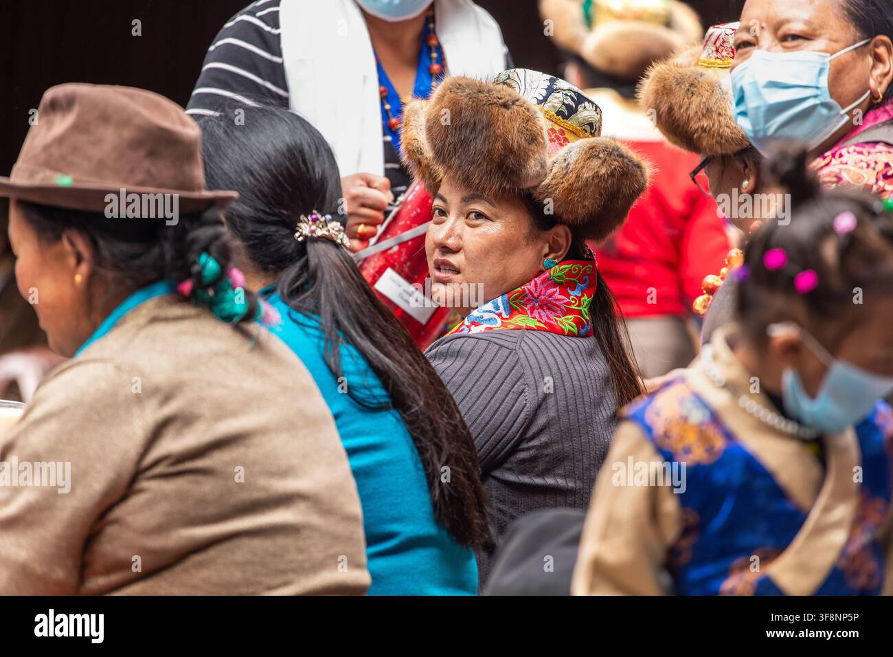 Namche, provincia di Koshi, Nepal - 16 agosto 2022: Vista di un raduno di gente Sherpa che indossa cappelli di pelliccia tradizionali e abiti colorati durante una commu Foto Stock