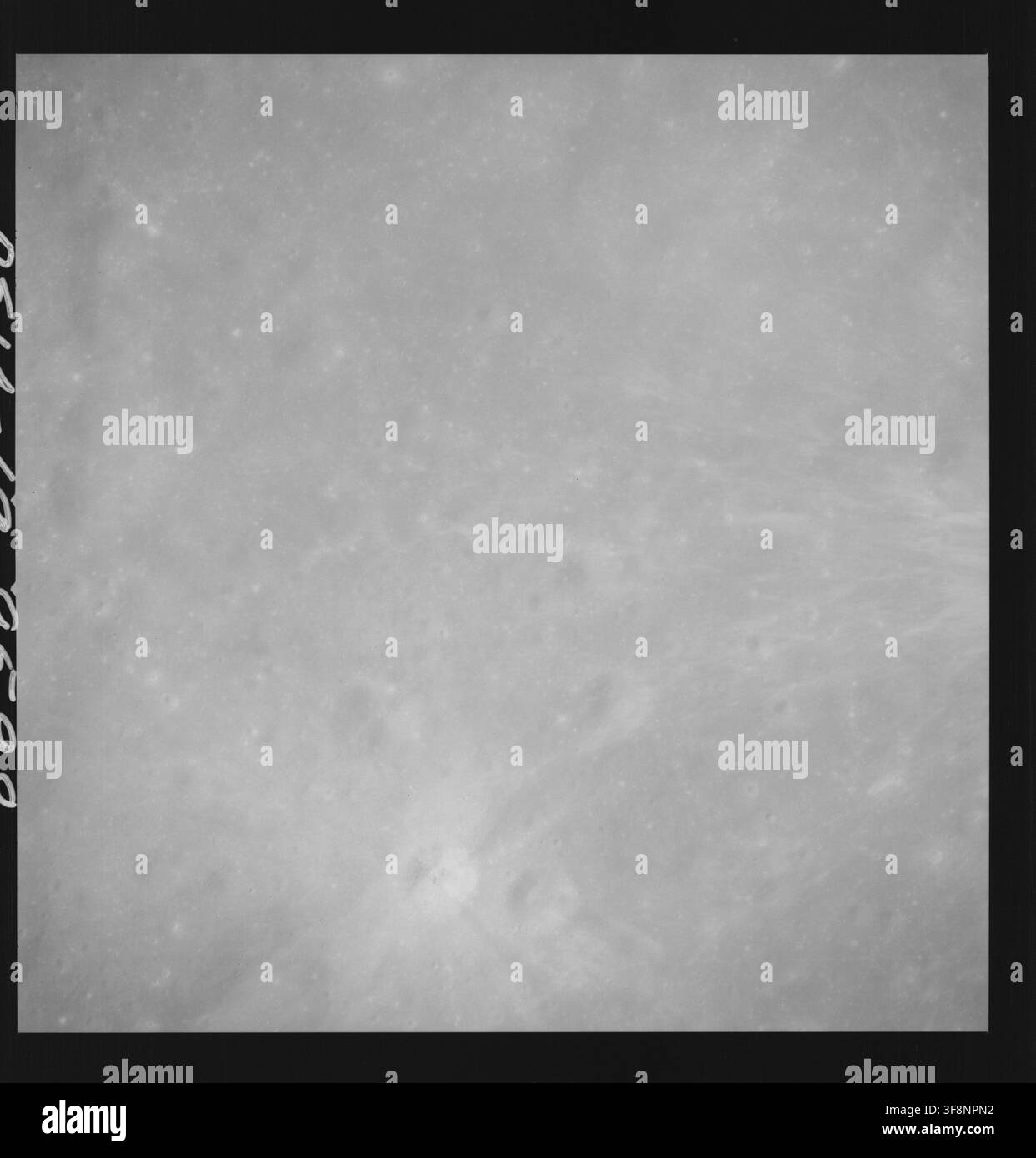 Una sequenza verticale di vedute del Sito di Atterraggio Descartes sulla Luna, scattate durante la missione Apollo 14, con un obiettivo da 500 mm e un'elevazione solare di 59 gradi, in un punto principale di latitudine di 9,0°S e longitudine di 15,5°E. Foto Stock