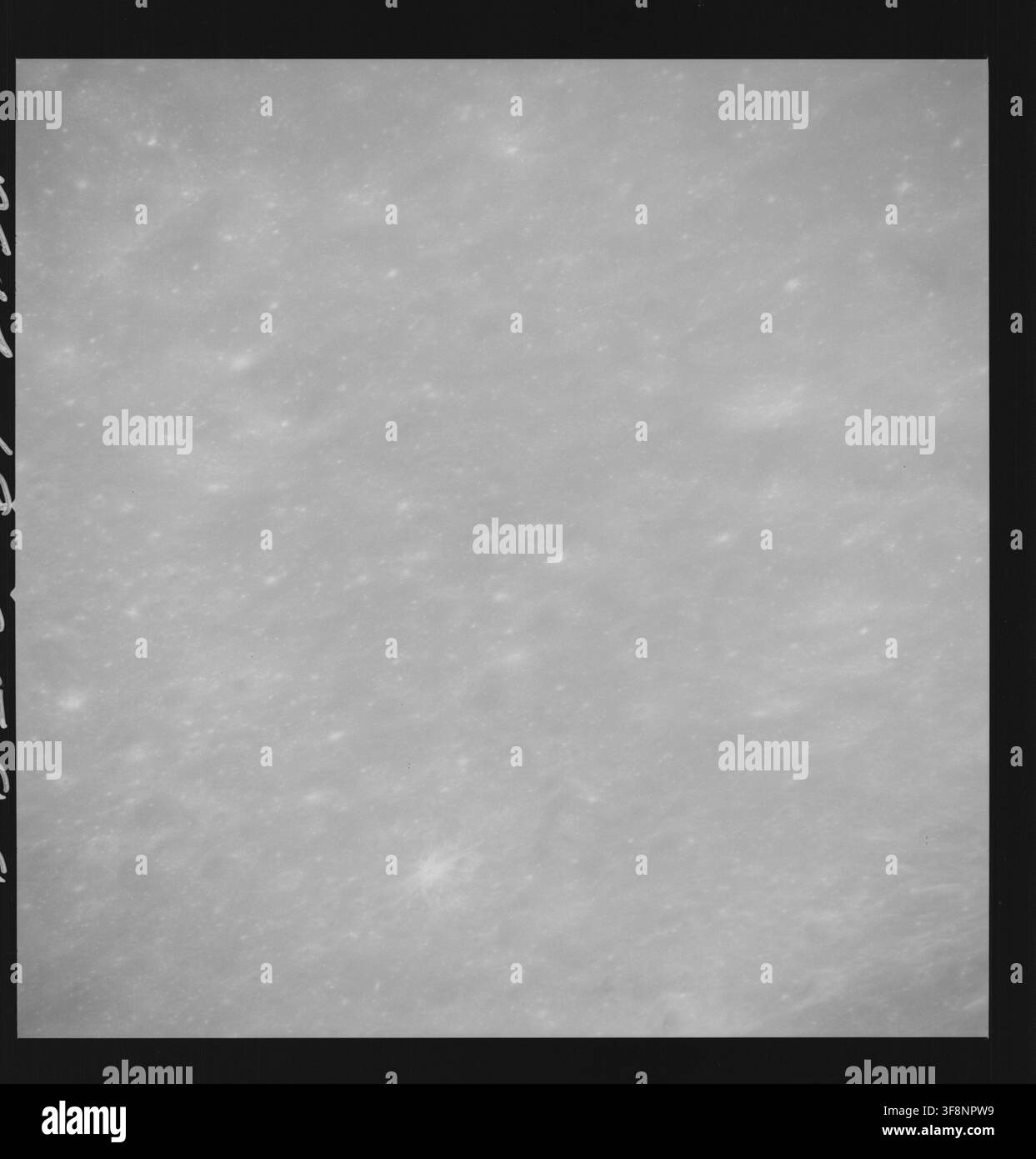 Una sequenza obliqua di vedute della superficie lunare, scattate appena prima del Sito di Atterraggio di Descartes, durante la Rivoluzione 30 della missione Apollo 14, con un punto principale a una latitudine di 9,5S e una longitudine di 16,0E. Foto Stock