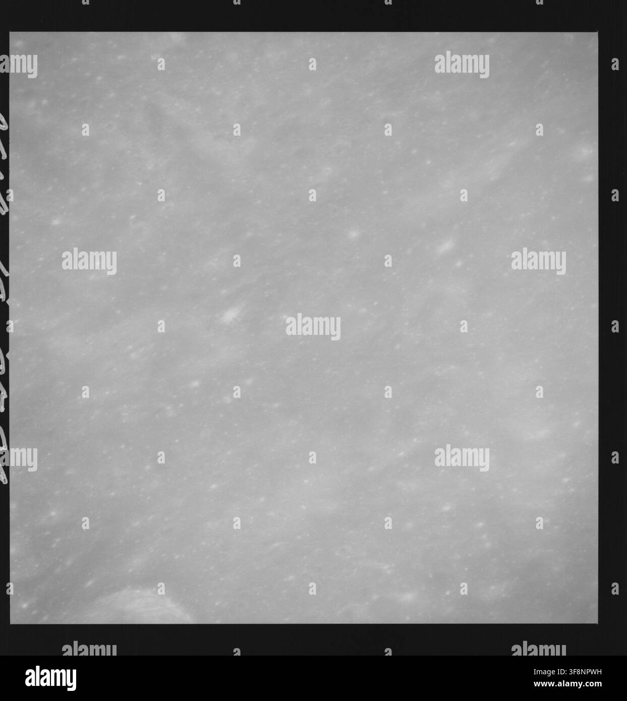Una sequenza obliqua di vedute della superficie lunare prima del sito di atterraggio di Descartes, ripresa durante la 30ª rivoluzione della missione Apollo 14, con un obiettivo da 500 mm e un'elevazione solare di 59 gradi. Foto Stock