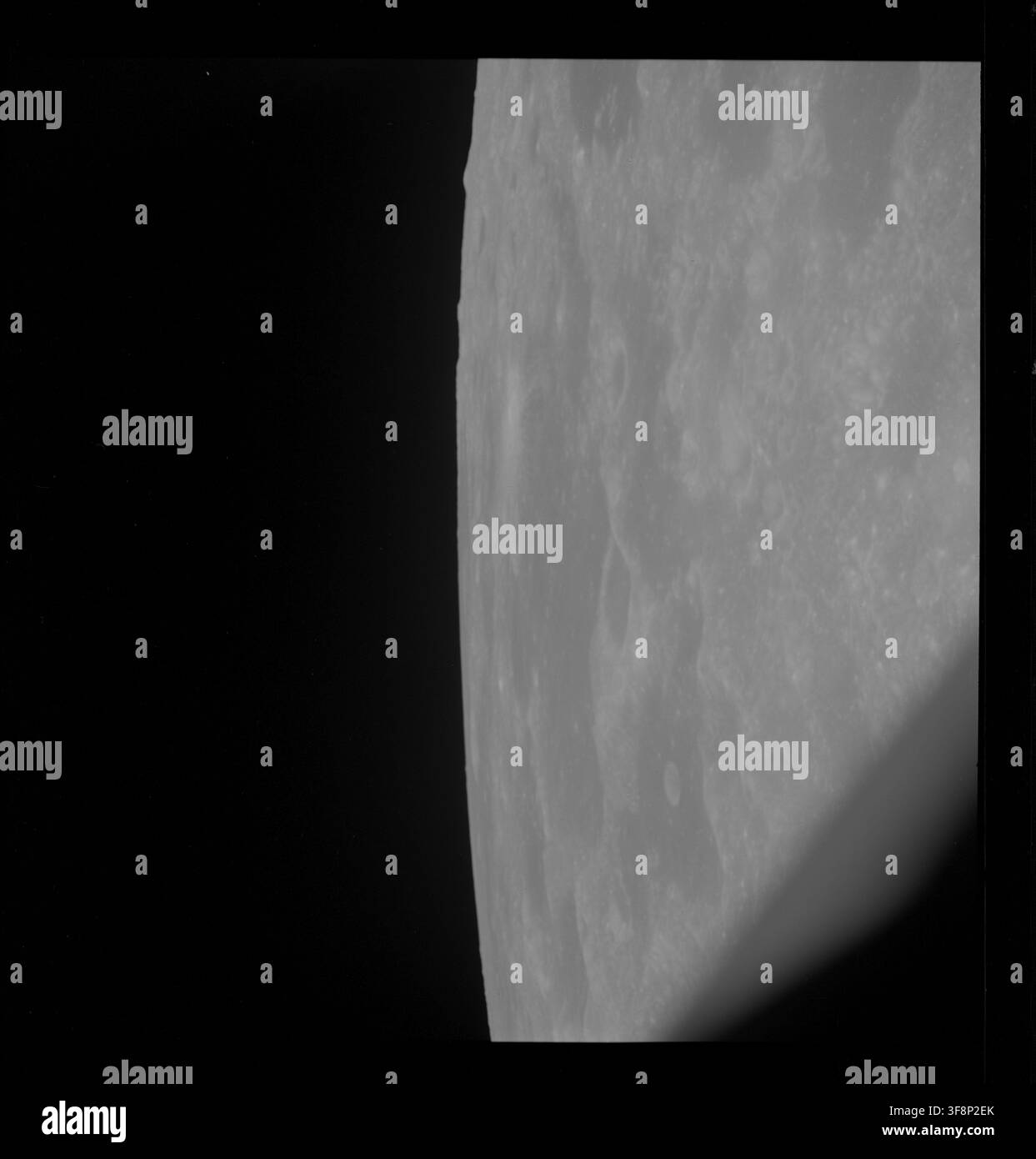 Mare Smythii, un mare lunare, fotografato durante la missione Apollo 10, con la Terra visibile sullo sfondo, scattata come parte di una lunga sequenza obliqua rivolta in avanti. Foto Stock