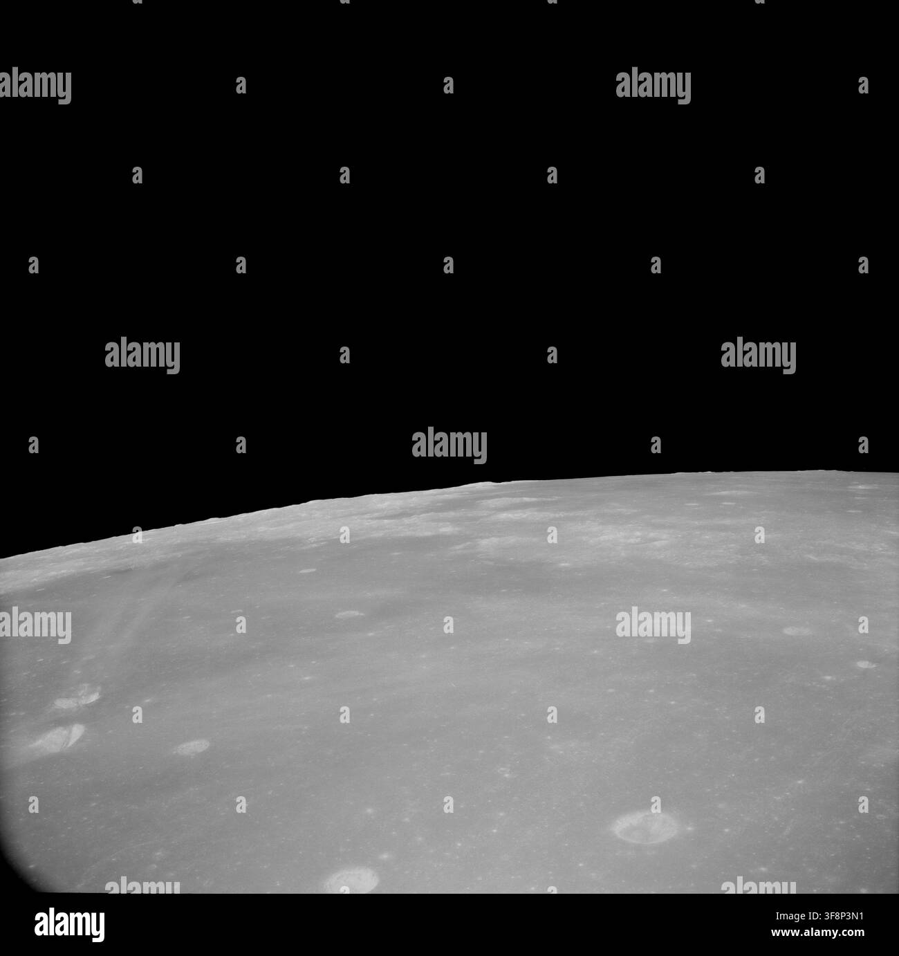 Il bordo sud del bacino di Crisium sulla Luna, fotografato dal Command and Service Module durante la missione Apollo 11, come parte di una sequenza di immagini ad alta obliquità scattate ad un'altitudine orbitale di circa 60 miglia nautiche. Foto Stock