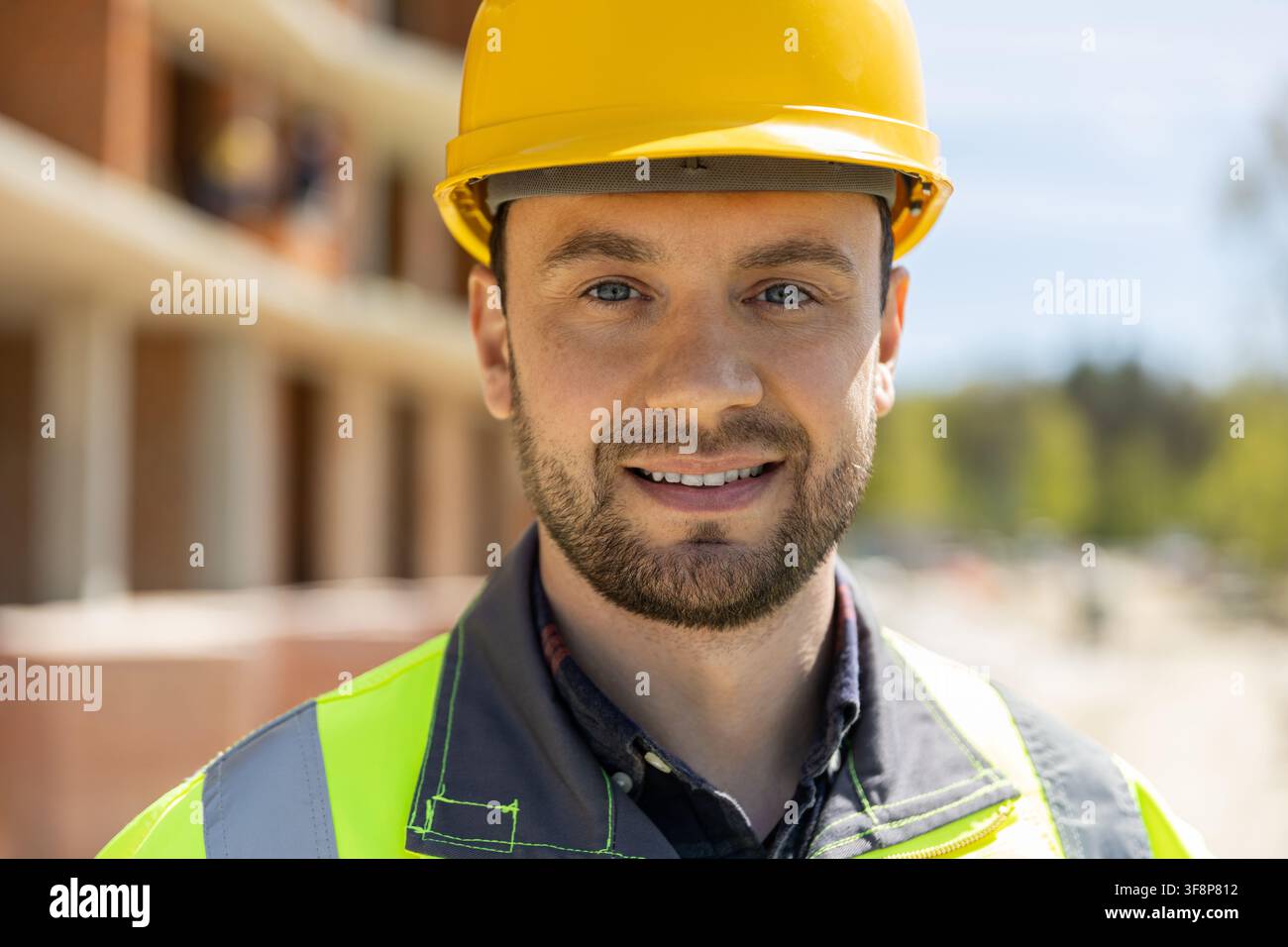 Giovane ingegnere maschio con casco di sicurezza giallo Foto Stock