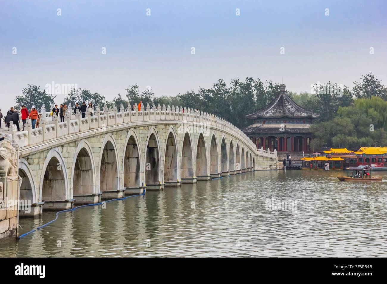 Ponte delle Diciassette Arcate nel lago Kunming del Palazzo d'Estate a Pechino, Cina Foto Stock