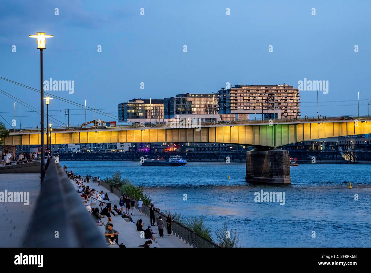 Ponte Severin sul Reno, i Kranhäuser, una nave cargo, la passeggiata sul Reno sul Kennedy-Ufer, a Colonia-Deutz, Renania Settentrionale-Vestfalia, Germani Foto Stock