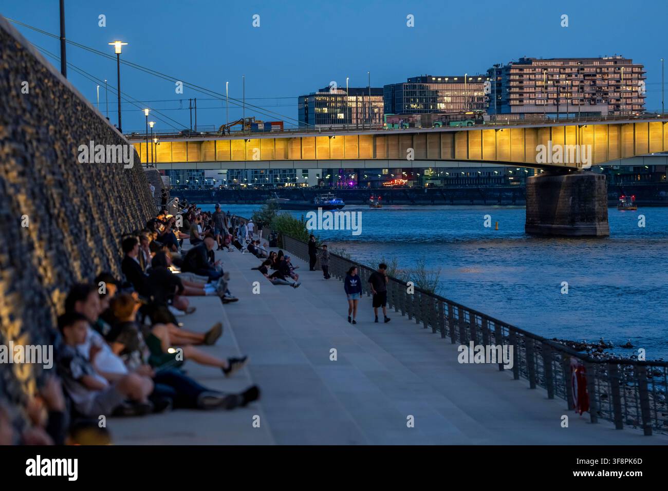 Ponte Severin sul Reno, i Kranhäuser, una nave cargo, la passeggiata sul Reno sul Kennedy-Ufer, a Colonia-Deutz, Renania Settentrionale-Vestfalia, Germani Foto Stock