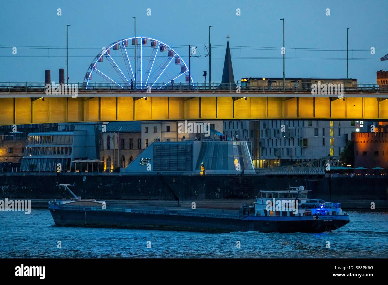 Ponte Severin sul Reno, i Kranhäuser, una nave cargo, la passeggiata sul Reno sul Kennedy-Ufer, a Colonia-Deutz, Renania Settentrionale-Vestfalia, Germani Foto Stock