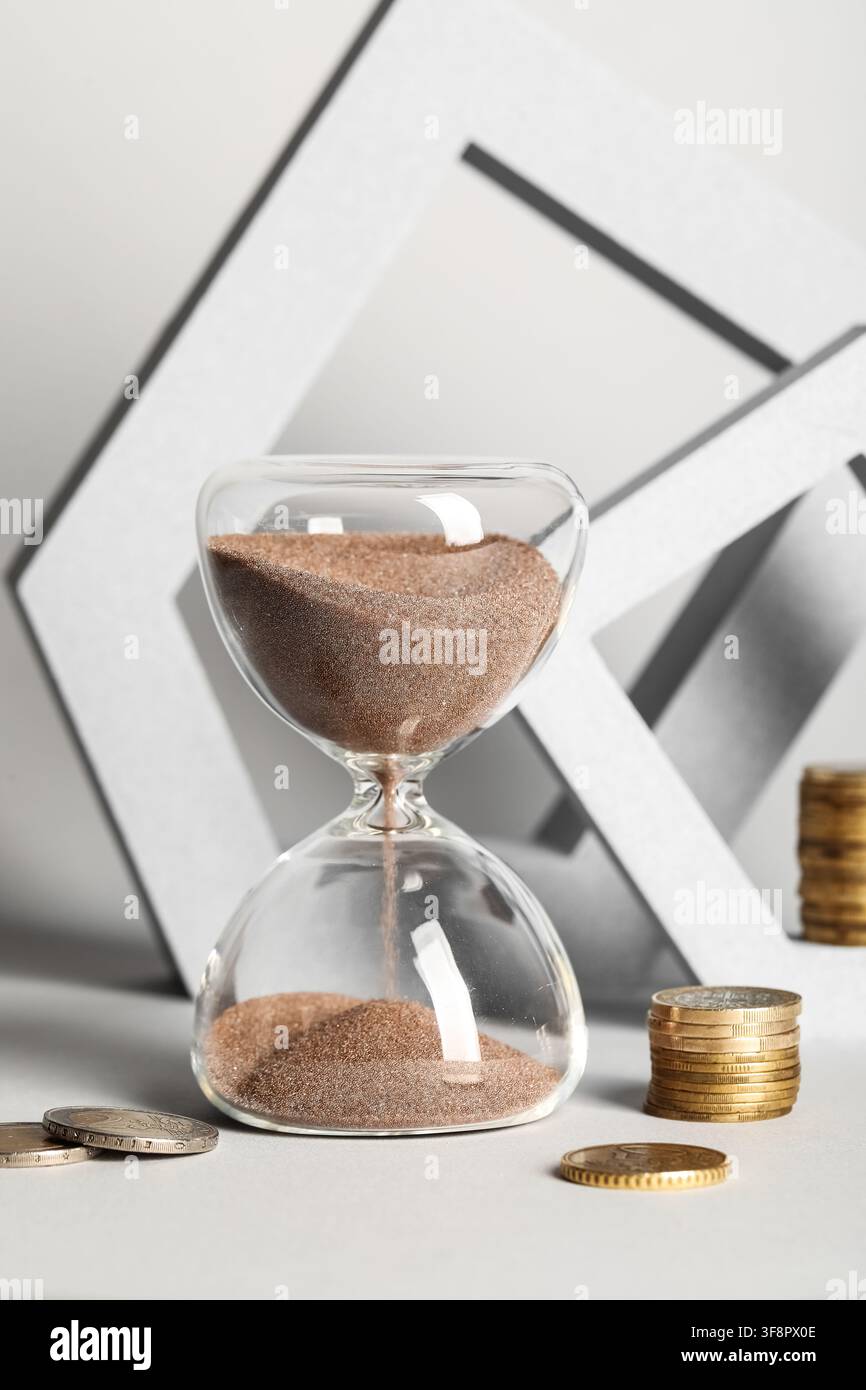 Sabbia che scorre nell'orologio a pendolo, concetto di gestione del tempo e pianificazione finanziaria, denaro e crescita degli investimenti Foto Stock