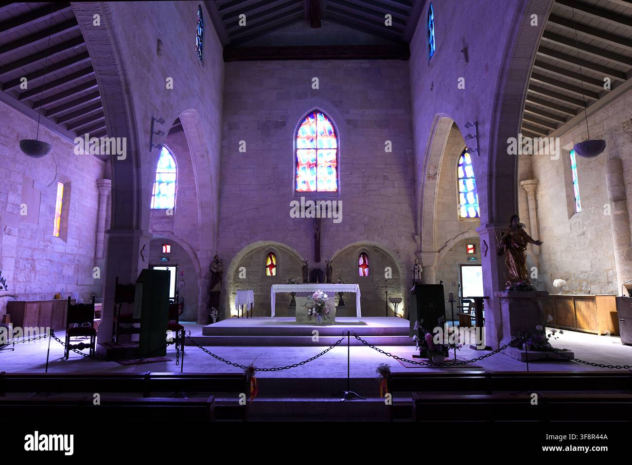Aigues-Mortes o Aigas Mórtas, muro (XIII secolo). Chiesa Notre Dame des Sablons (XIII secolo). Camargue, Occitania, Francia. Foto Stock