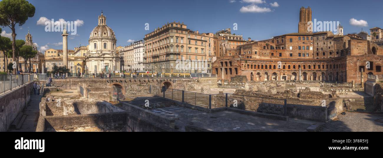 Roma, Lazio, Italia - 17 ottobre 2021: Vista delle rovine storiche dei Mercati di Traiano con la cupola di Santa Maria di Loreto e l'architettura circostante Foto Stock