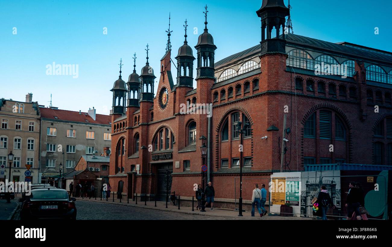 Hall del mercato storico (Hala Targowa) edificio in mattoni rossi con torrette decorative nella città di Danzica, Polonia. Foto Stock