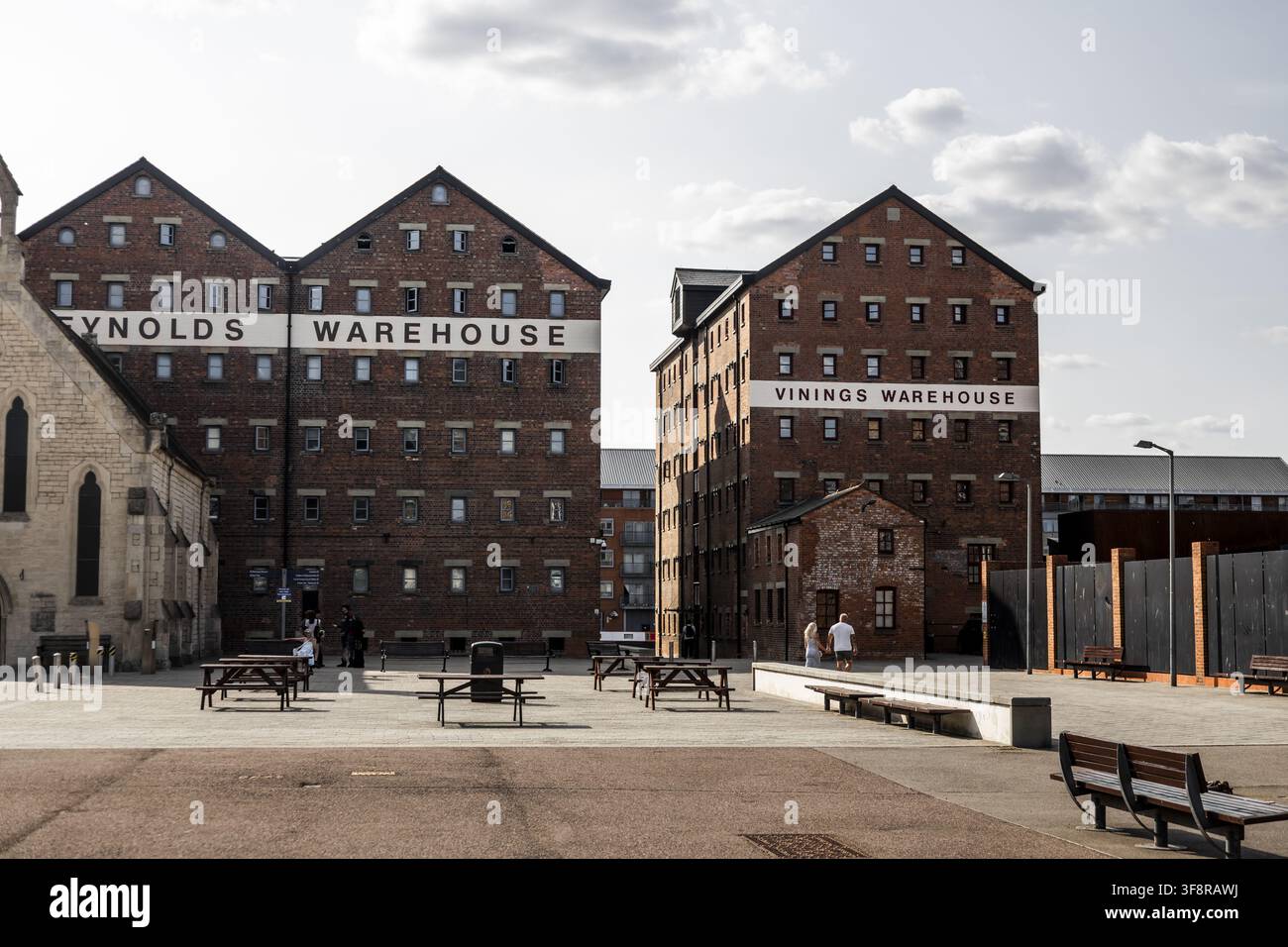 Gloucester, Regno Unito - 21 luglio 2026: Vista del Reynolds Warehouse e del Vinings Warehouse ai storici Gloucester Docks con facciate in mattoni, legno Foto Stock