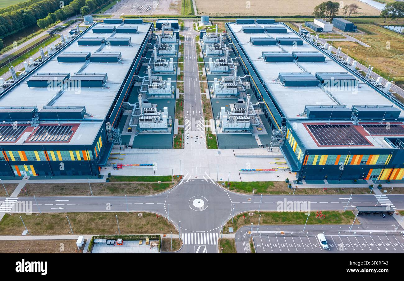 Centro dati AMS 13 e AMS 14 a Middenmeer, Paesi Bassi, veduta aerea Foto Stock