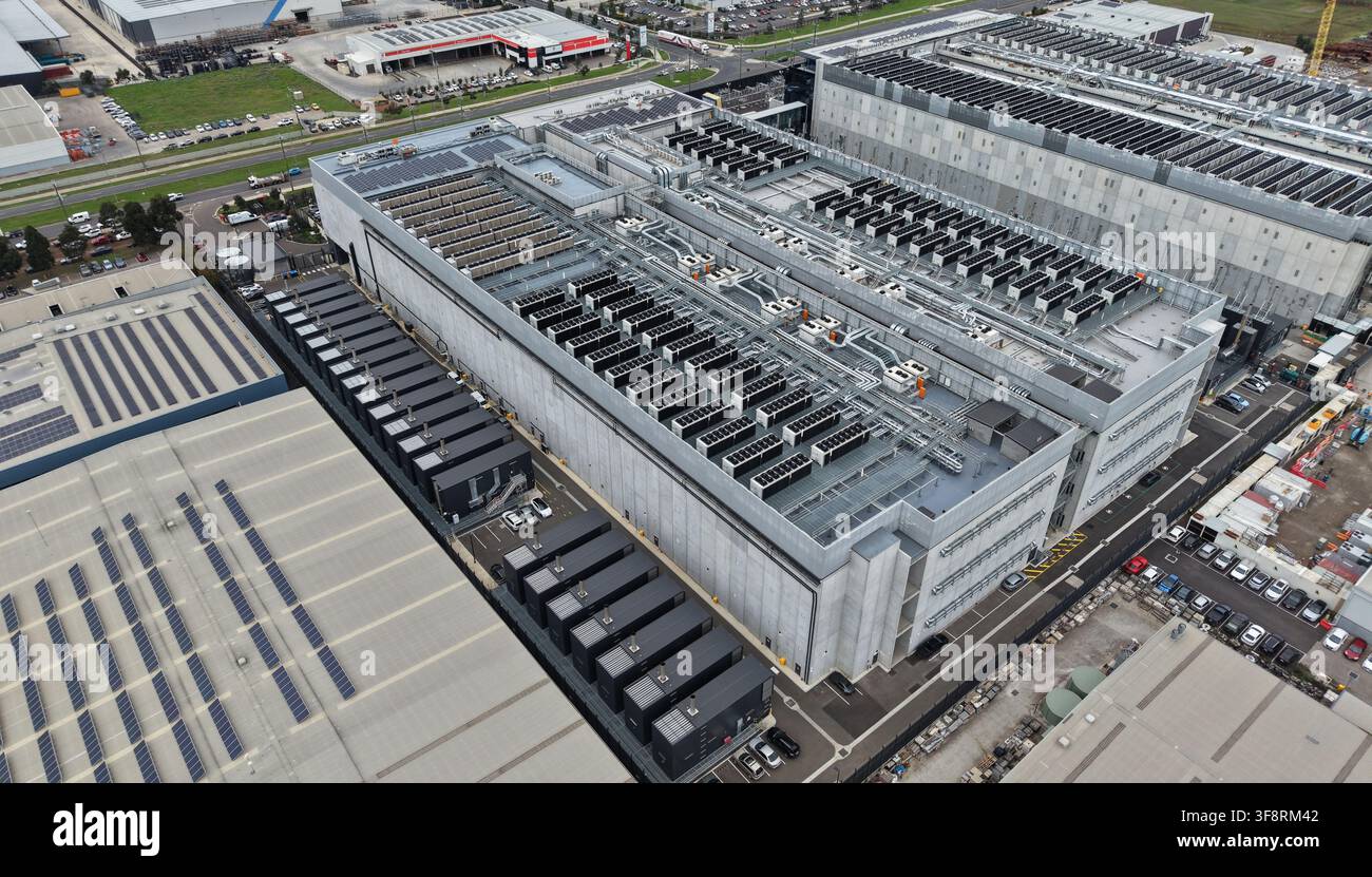 Grande complesso di data center con farm di server, edifici industriali e unità di raffreddamento, che enfatizza l'infrastruttura tecnologica moderna Foto Stock