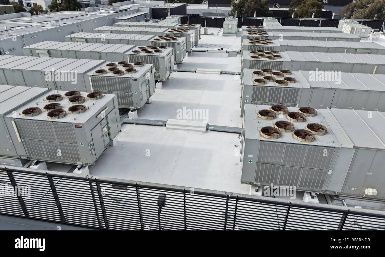 Unità di raffreddamento industriale per data center a supporto delle infrastrutture digitali moderne Foto Stock