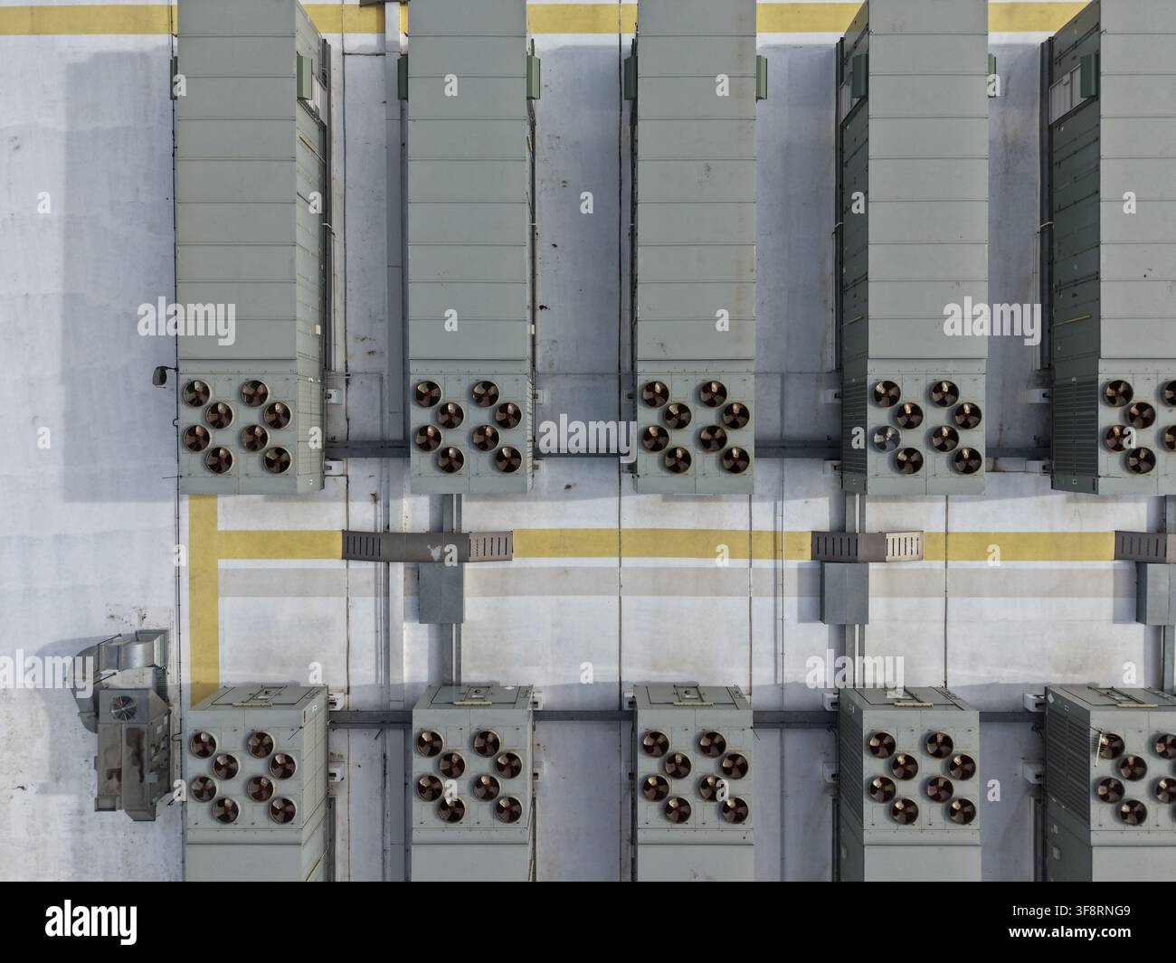 Vista aerea dall'alto delle unità di raffreddamento e dell'infrastruttura meccanica di un centro dati Foto Stock