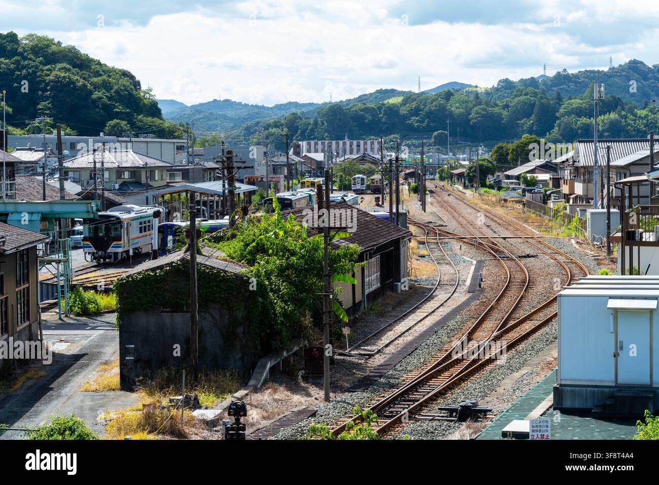 Vista distante del deposito ferroviario di Tenryu Hamanako a Futamatacho, Tenryu Ward, Hamamatsu, Shizuoka, Giappone, il 13 agosto 2026 Foto Stock