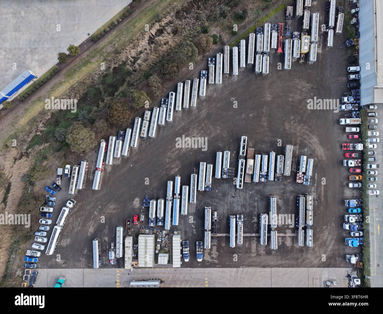 Rimorchi e veicoli parcheggiati in un deposito logistico industriale Foto Stock