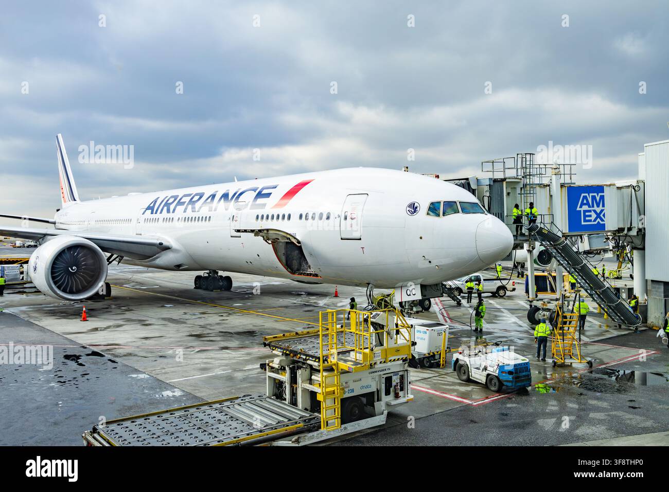New York, Stati Uniti - 20 marzo 2026: Aereo Boeing 777 di Air France parcheggiato al gate del terminal aeroportuale sotto un cielo nuvoloso durante la manutenzione a terra Foto Stock
