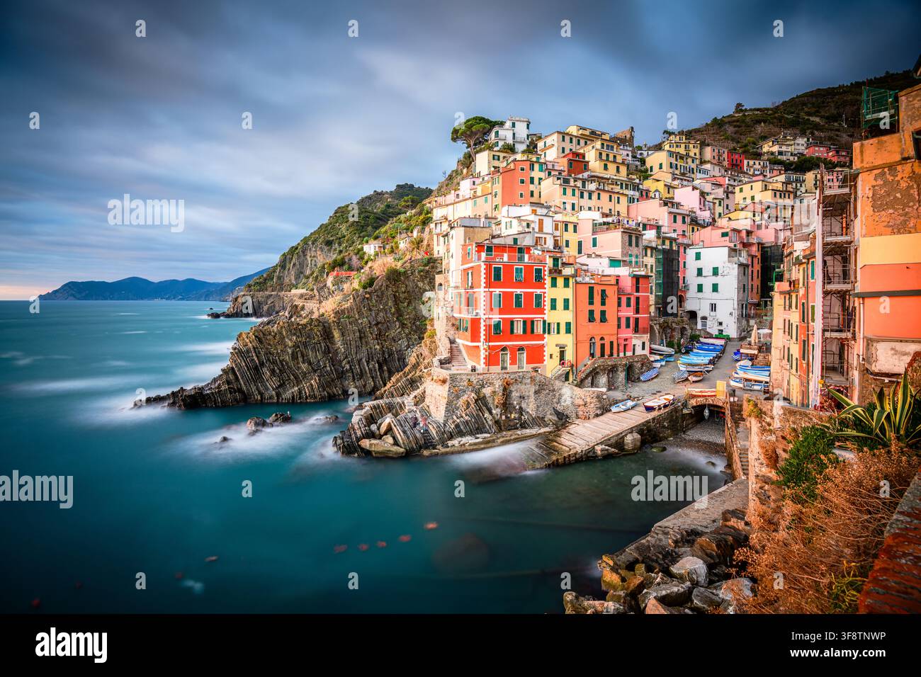 Riomaggiore, Italia, nella zona costiera delle Cinque Terre al crepuscolo. Foto Stock