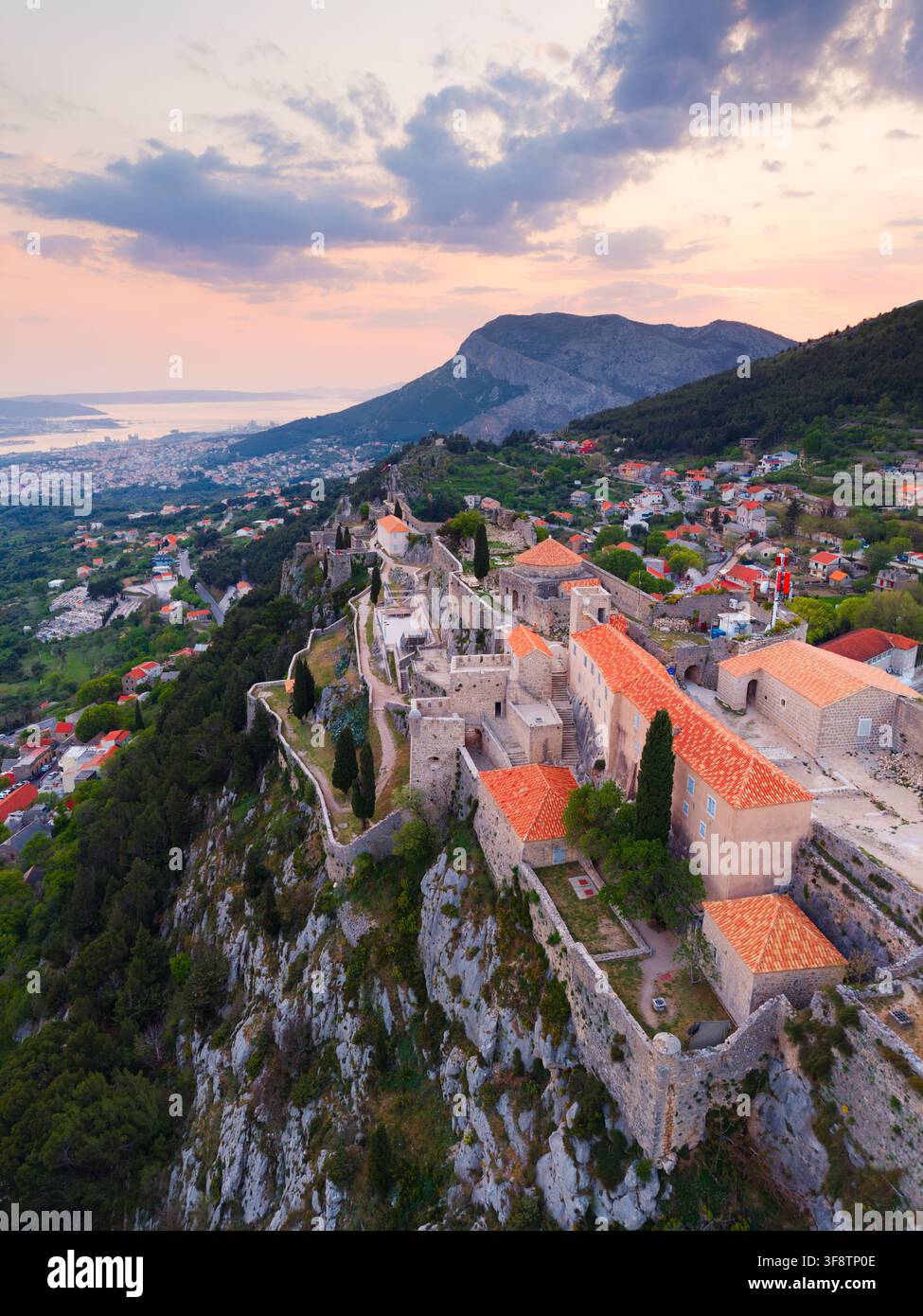 Spalato, Croazia vista dalla Fortezza di Klis all'ora d'oro. Foto Stock