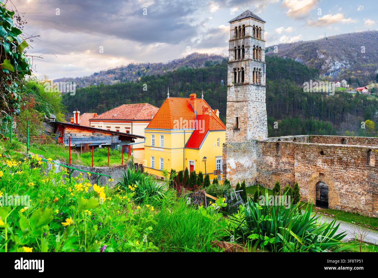 Jajce, Bosnia-Erzegovina, al Campanile di San Luca durante l'ora blu. Foto Stock