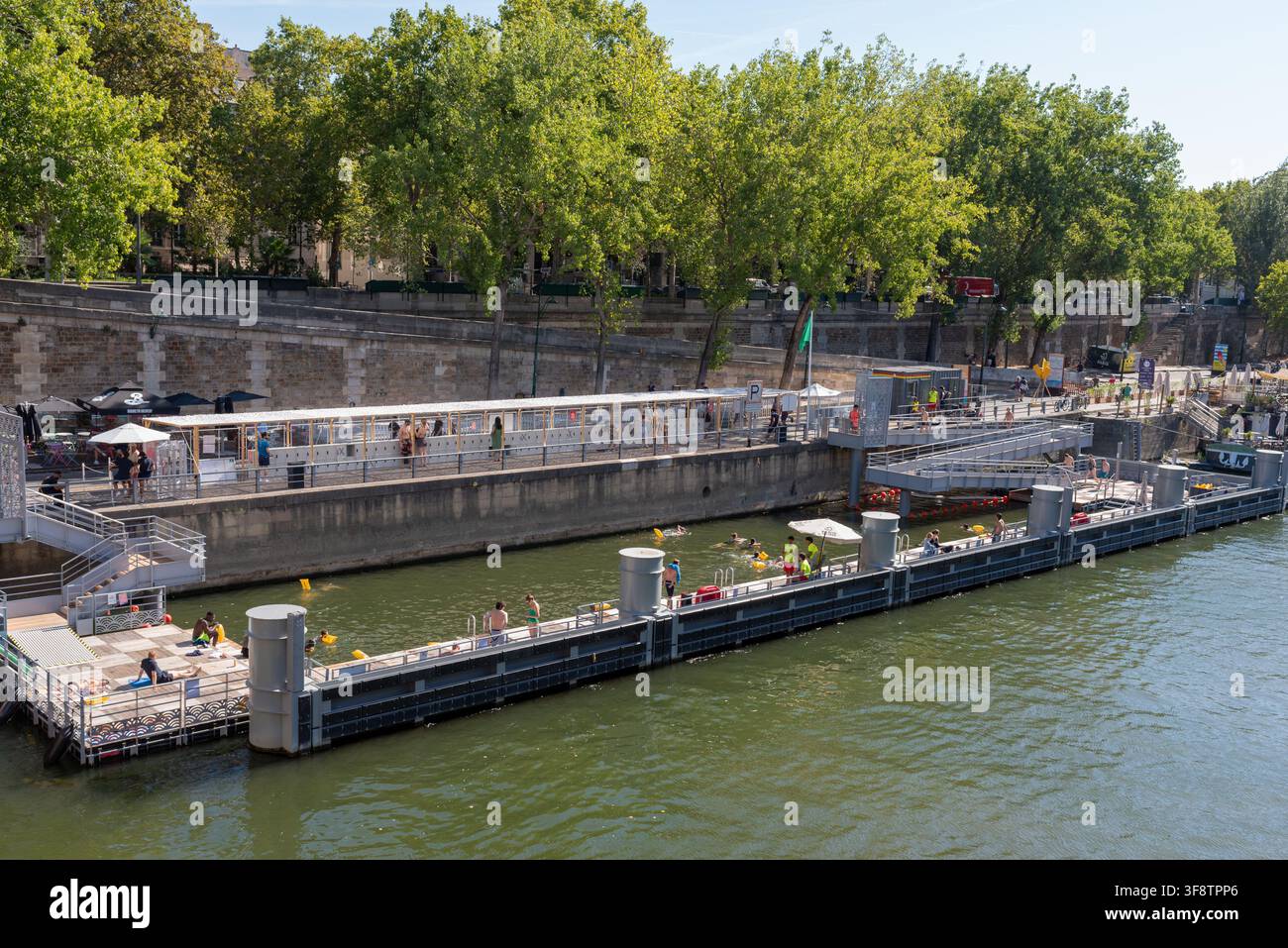 Persone che nuotano in una parte appositamente delimitata della Senna durante l'ondata di caldo a Parigi Foto Stock