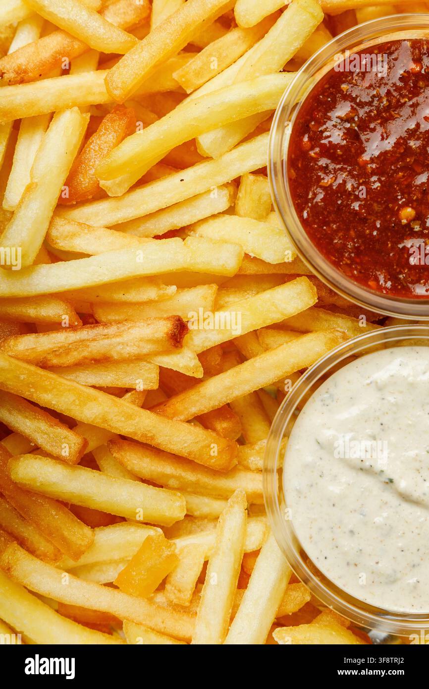 Sfondo testurizzato di patatine fritte dorate e croccanti in primo piano Foto Stock