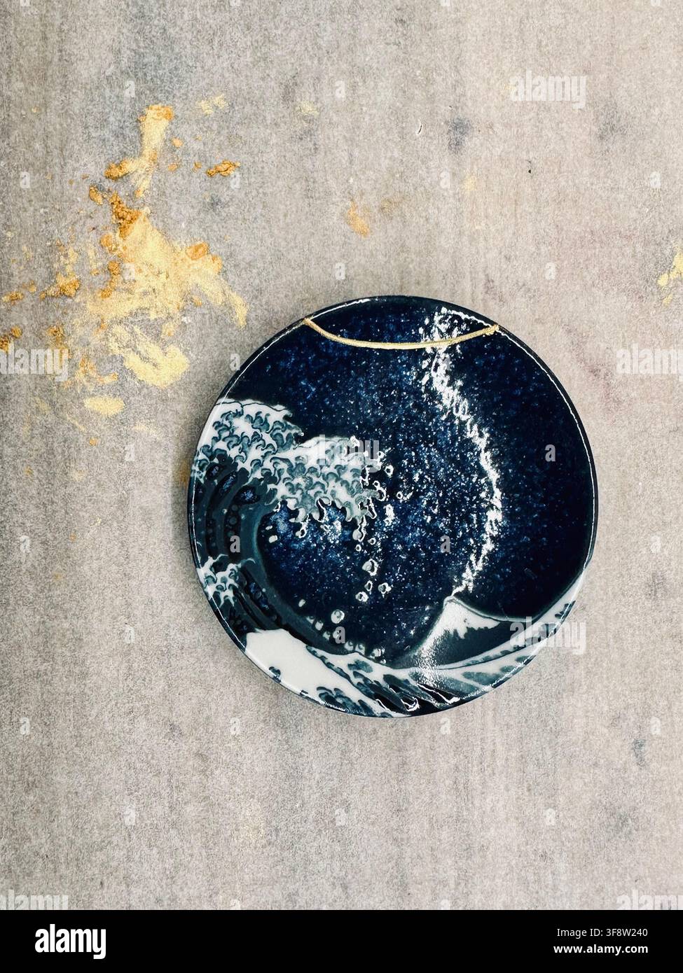 Kintsugi - arte tradizionale giapponese della riparazione di ceramiche rotte Foto Stock