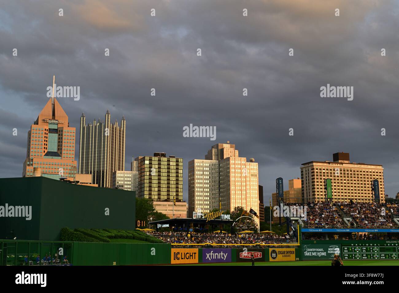 Pittsburgh, Pennsylvania, USA. Vista di un segmento dello skyline del centro che riflette il sole della tarda serata in una notte di partita dall'interno del PNC Park, Foto Stock