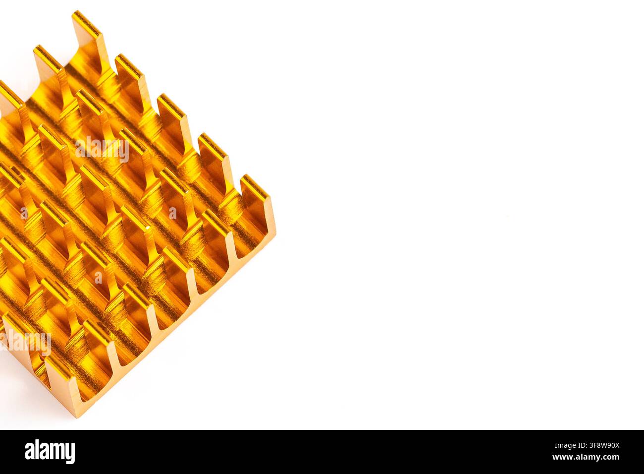 Dissipatore di calore dorato con alette geometriche, isolato su sfondo bianco. La superficie metallica lucida riflette la luce, enfatizzando il design industriale. Ideale per te Foto Stock