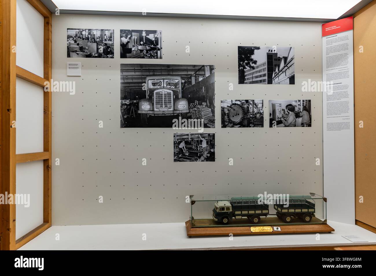 Una mostra al chiuso in un museo a Belgrado, Serbia, che mostra la storia della produzione jugoslava di automobili e camion. La mostra presenta archiviate bla Foto Stock