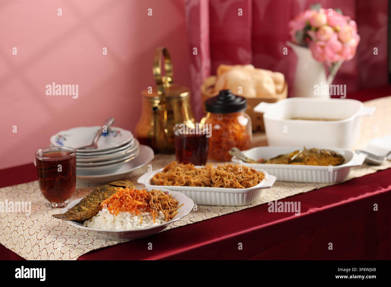Banchetto nuziale sundanese con riso, Kering Kentang e Ayam Suwir Foto Stock