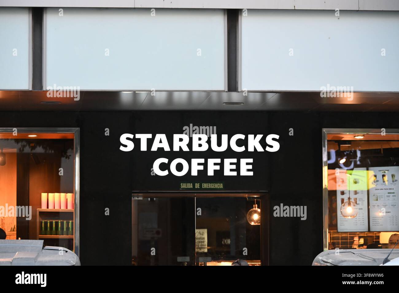 Ingresso elegante dello Starbucks Cafe con logo iconico Foto Stock