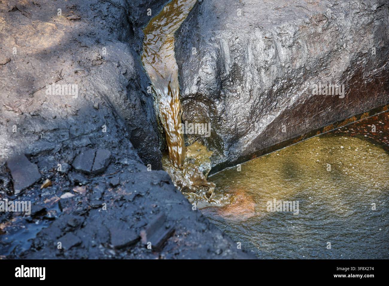 Perforazione petrolifera in modo artigianale, Wonocolo, Giava, Indonesia Foto Stock