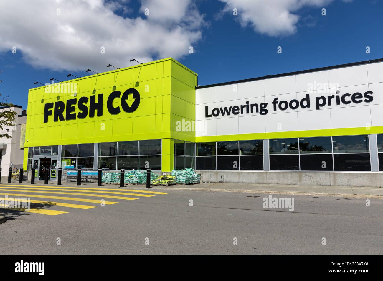 Ottawa, Canada - 30 luglio 2026: Ingresso dell'edificio del supermercato FreshCo Foto Stock