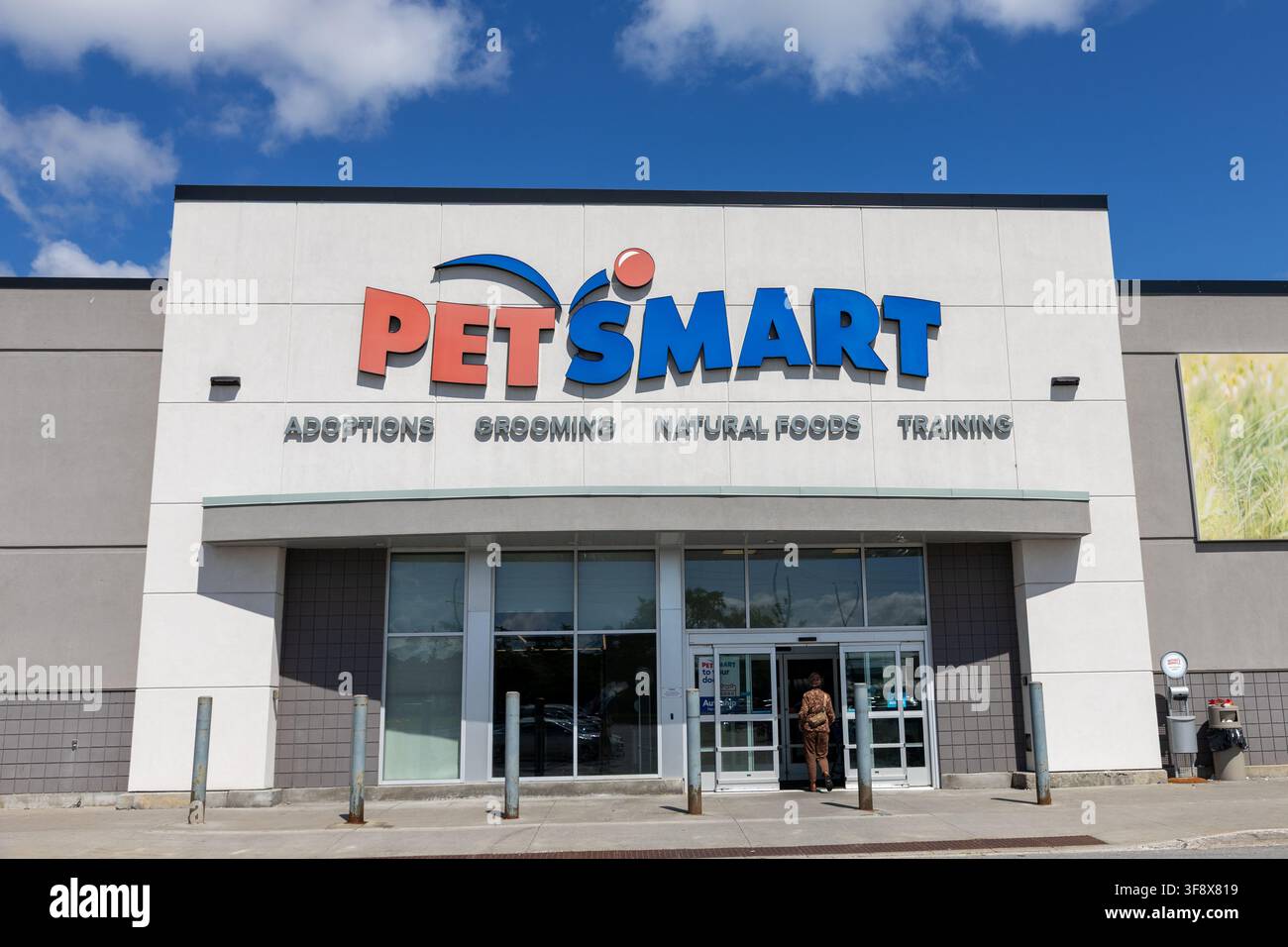 Ottawa, Canada - 30 luglio 2026: Ingresso dell'edificio del negozio PetSmart Foto Stock