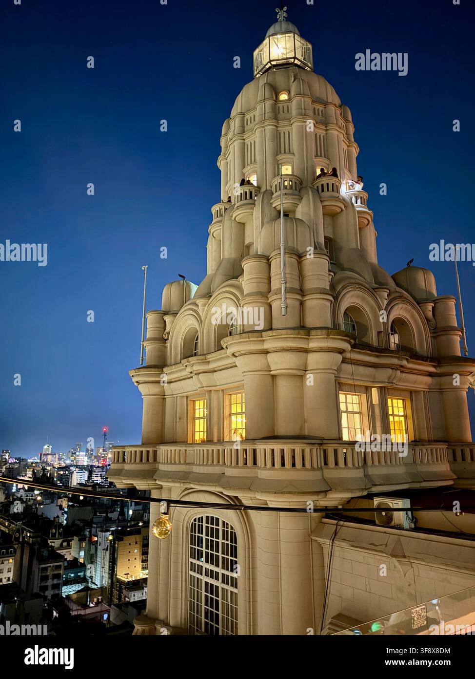 Buenos Aires, Argentina - 3 aprile 2026: Torre austera ed elegante del Palacio Barolo di notte Foto Stock