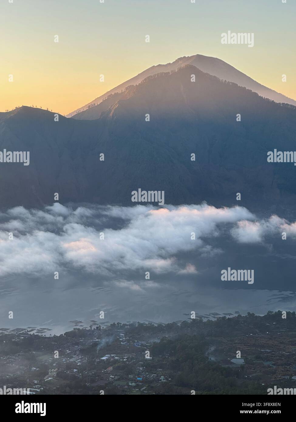 Monte Agung Bali Indonesia all'alba con nuvole sottostanti viste dal Monte Batur Foto Stock