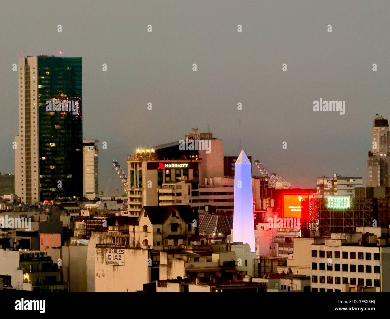 Buenos Aires, Argentina - 3 aprile 2026: Obelisco di Buenos Aires al tramonto con il paesaggio urbano circostante, Buenos Aires, Argentina Foto Stock