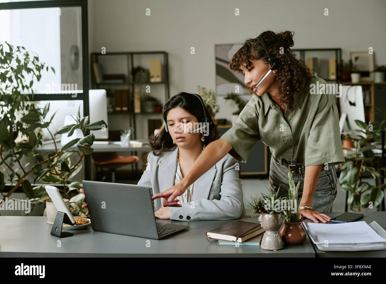 Diverse colleghe donne che discutono di un progetto sullo schermo del laptop Foto Stock