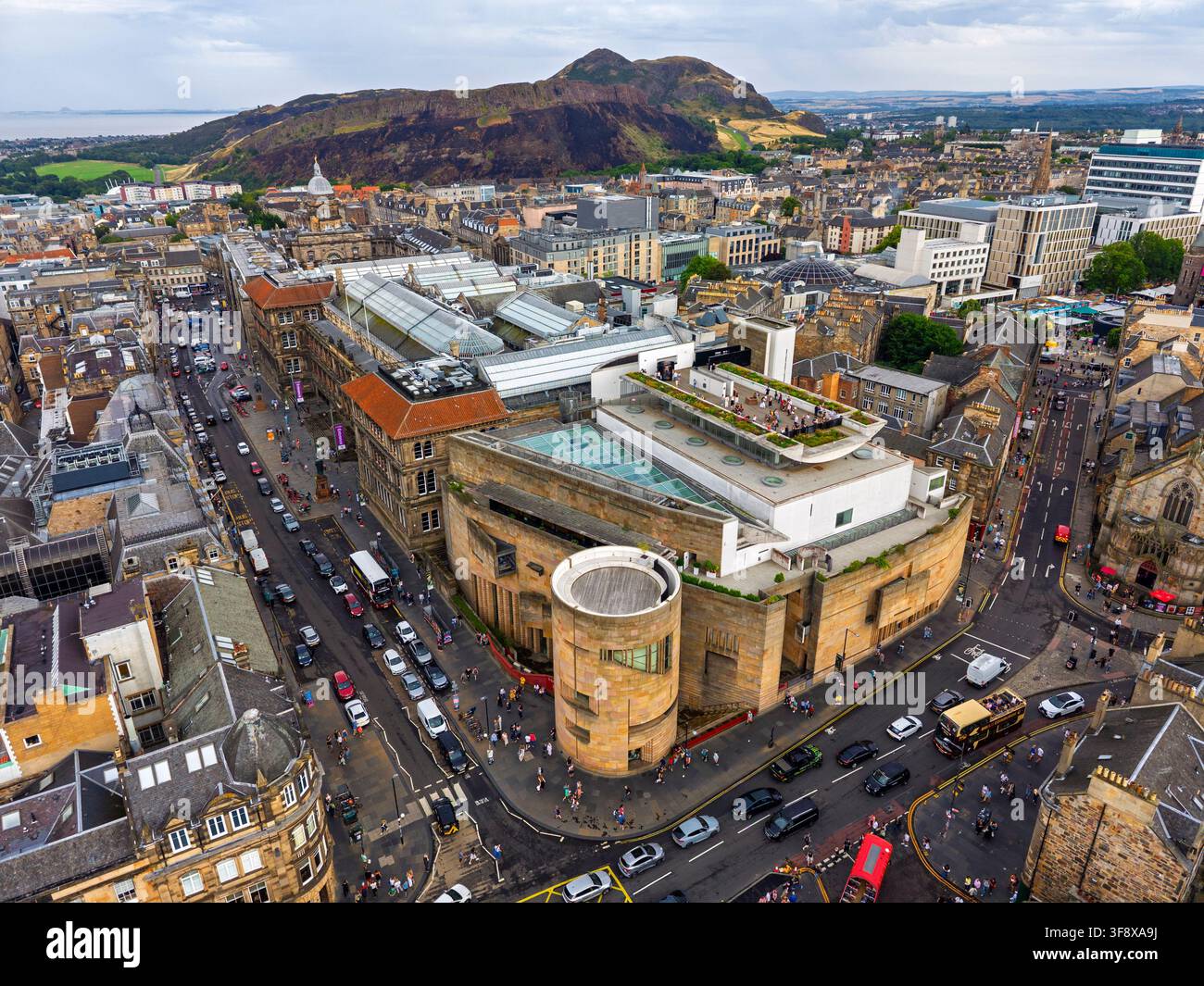 Veduta aerea da drone del National Museum of Scotland a Edimburgo, Scozia UK Foto Stock