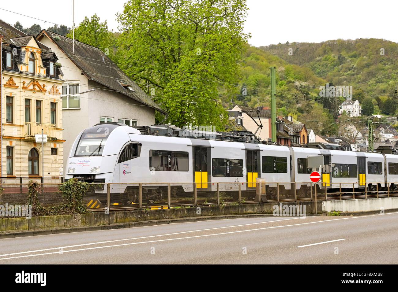 Boppard, Germania - 12 aprile 2026: Treno pendolare gestito da Transregio in avvicinamento alla stazione di Boppard Foto Stock