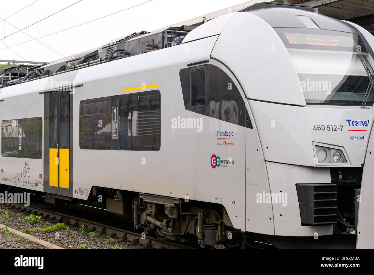 Boppard, Germania - 12 aprile 2026: Treno pendolare gestito da Transregio alla stazione ferroviaria di Boppard Foto Stock