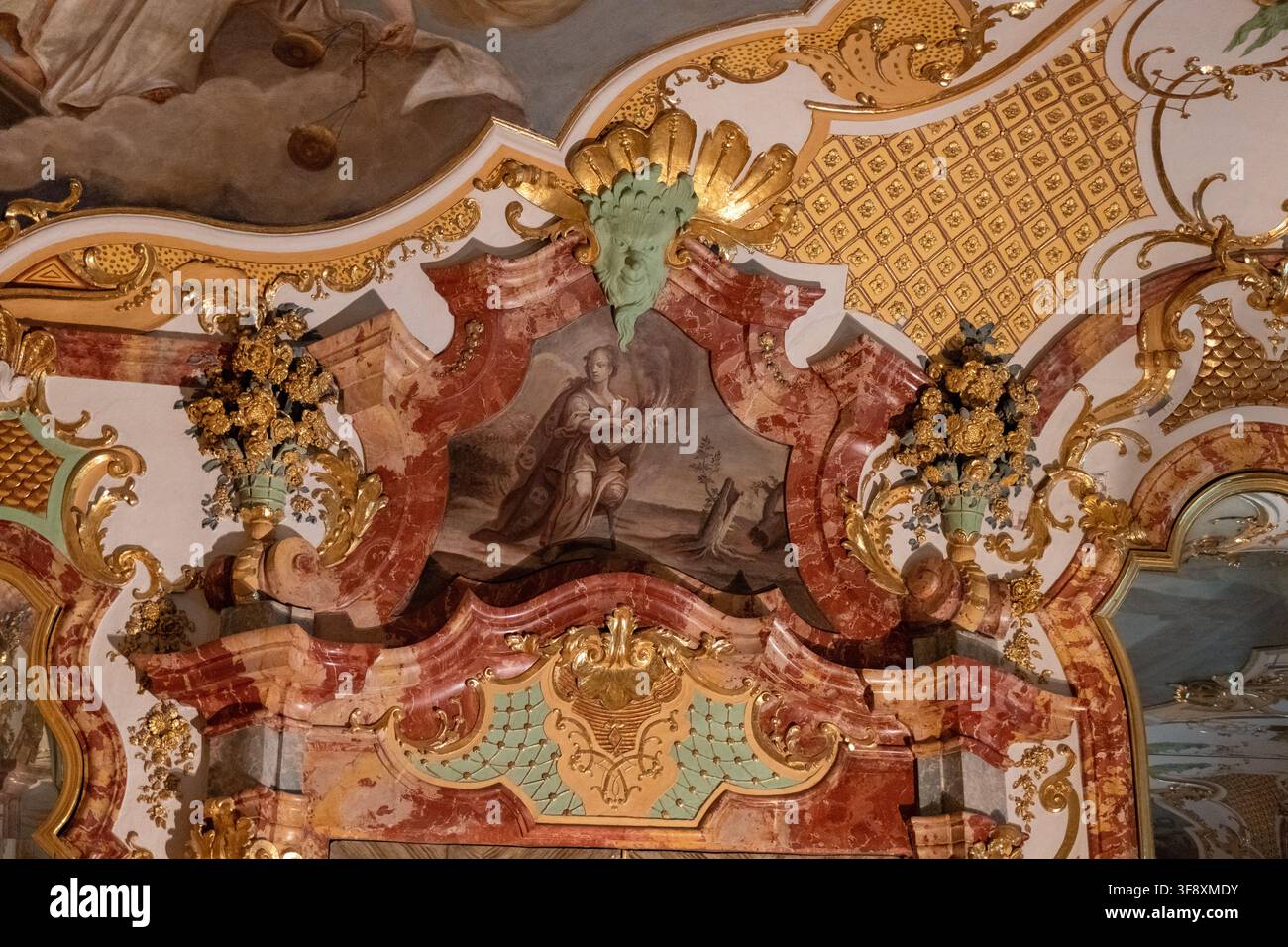 Kempten, Germania - 26 lug 25: Vista verticale di un pannello murale rococò blu e oro ornato con medaglione dipinto nella Residenza di Kempten, Germania. Foto Stock