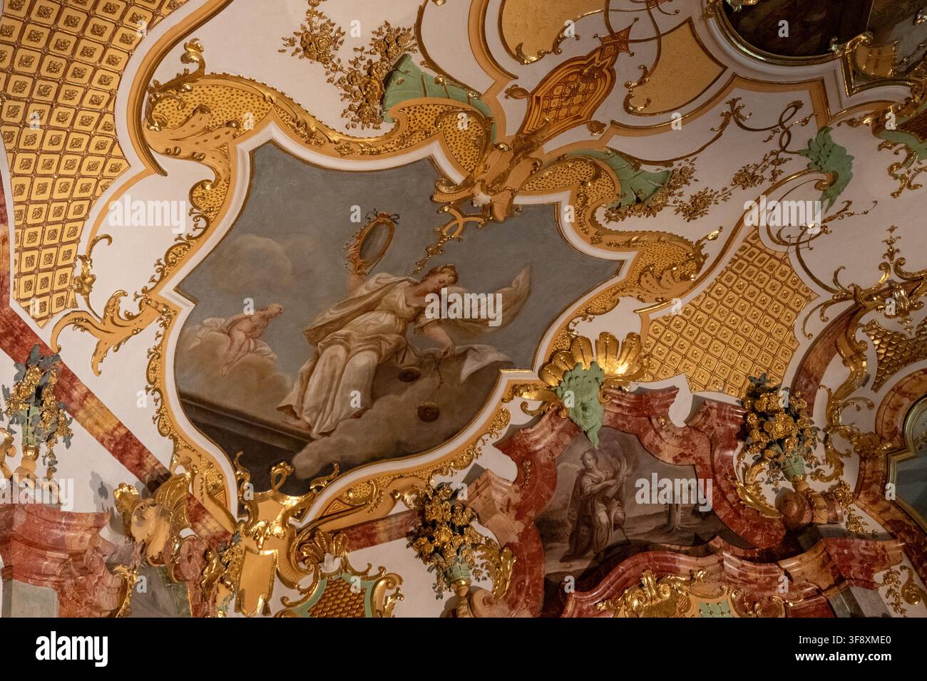 Kempten, Germania - 26 lug 25: Porta aperta incorniciata da decorazioni rococò dorate e pannelli affrescati all'interno della Residenza a Kempten, in Bavaria. Foto Stock